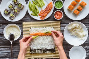 Как приготовить вкусные роллы суши дома?